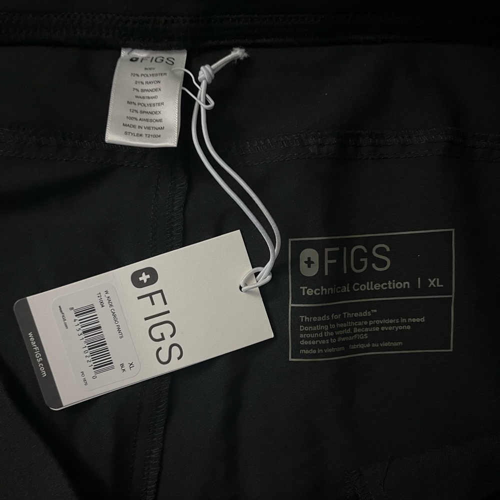 BNWT Women’s Kade Cargo Scrub Pants Black